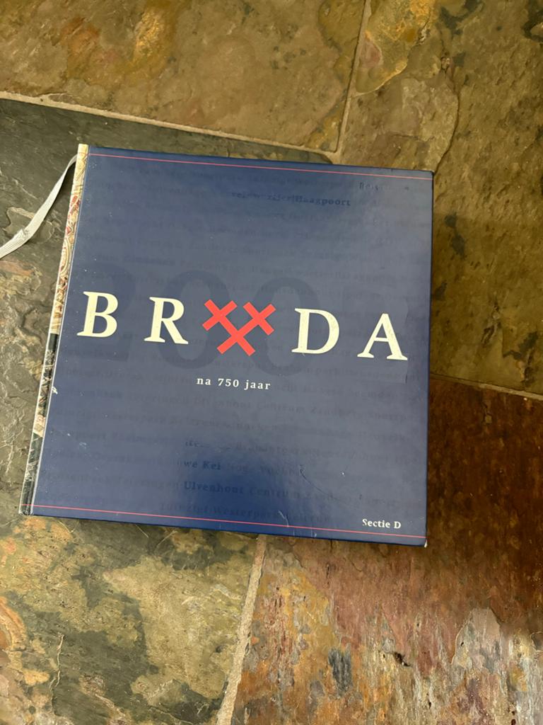 Breda na 750 jaar - Jubileumboek met kaarten en foto's, Ophalen of Verzenden, 20e eeuw of later, Zo goed als nieuw