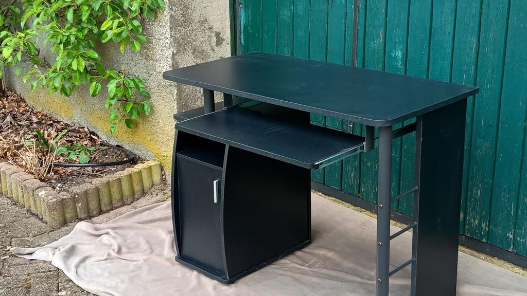 Compact zwart bureau met opbergruimte en toetsenbordlade, Huis en Inrichting, Bureaus, Gebruikt, Computerbureau, Spaanplaat of MDF