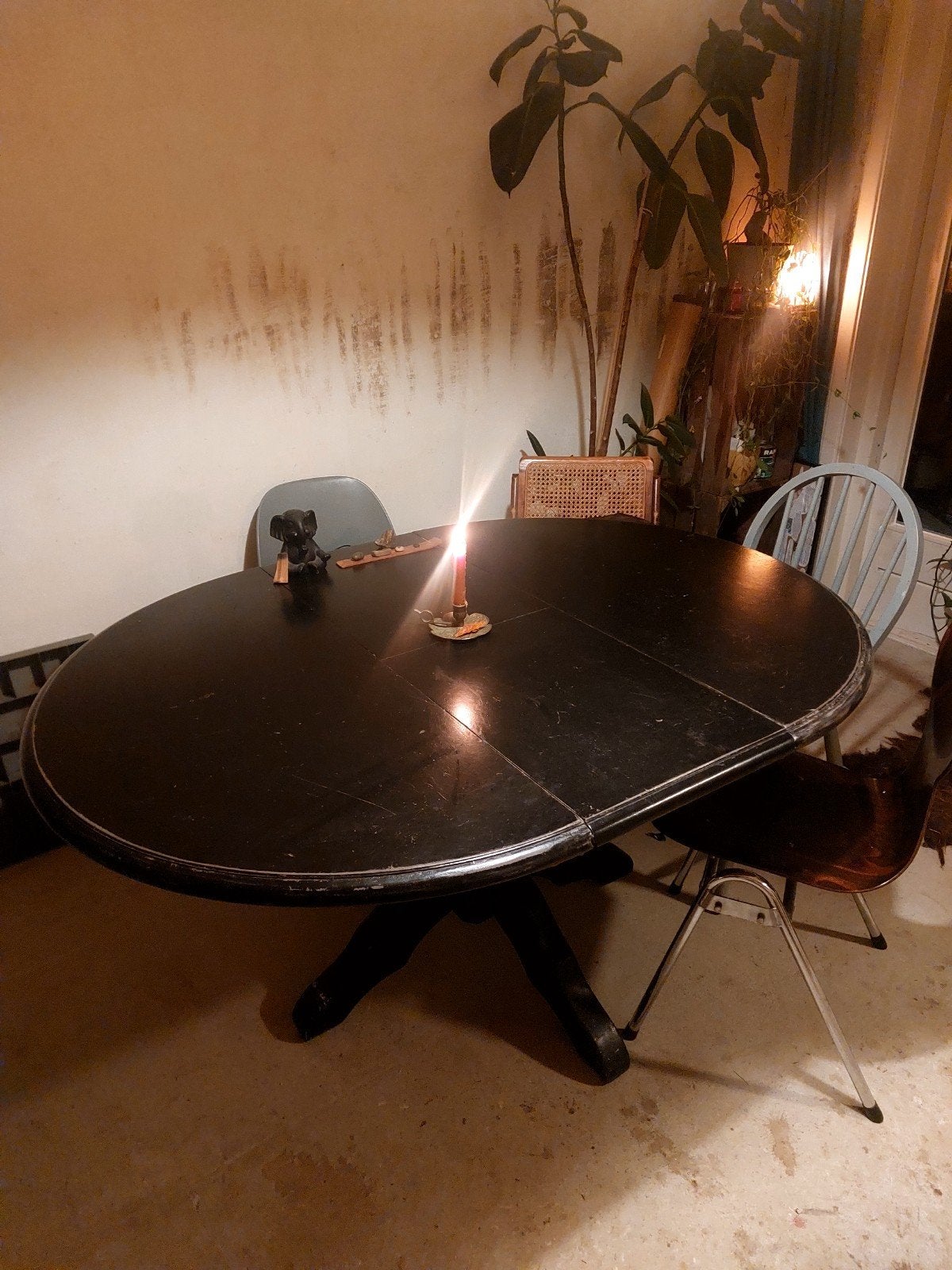 Uitschuifbare bolpoot eettafel - Zwart, Huis en Inrichting, Ophalen, Zo goed als nieuw, Ovaal, 100 tot 150 cm