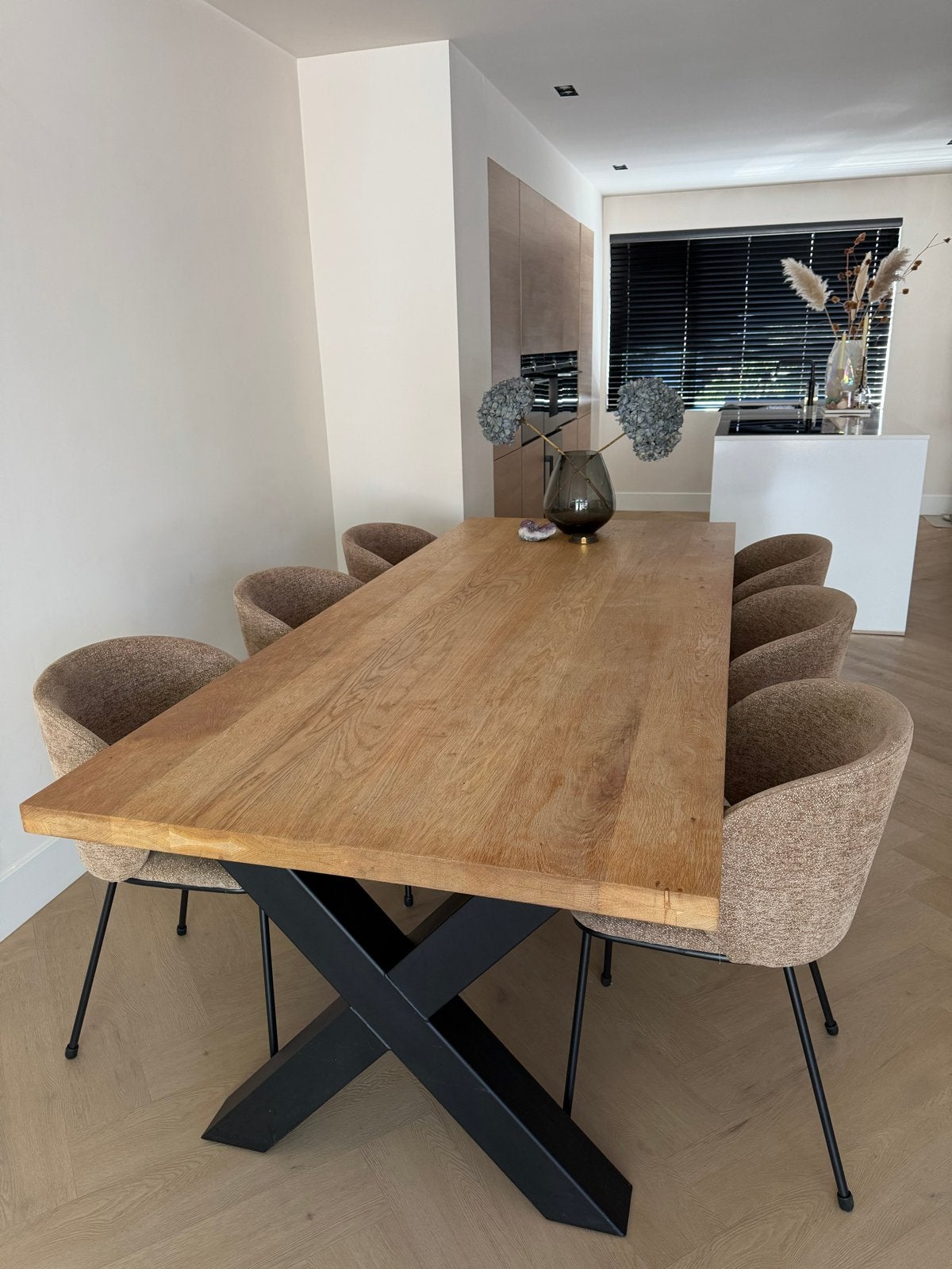 Eikenhouten eettafel voor 6 personen met stalen poten, Gebruikt, Eikenhout, Vijf personen of meer, 150 tot 200 cm