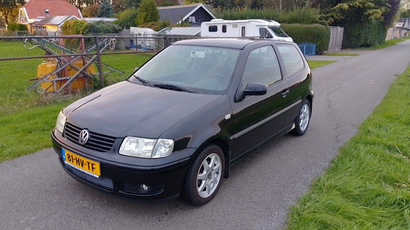 Volkswagen polo 1.4 44 kw 2002 zonder apk, Voorwielaandrijving, 4 stoelen, 100 pk, Zwart