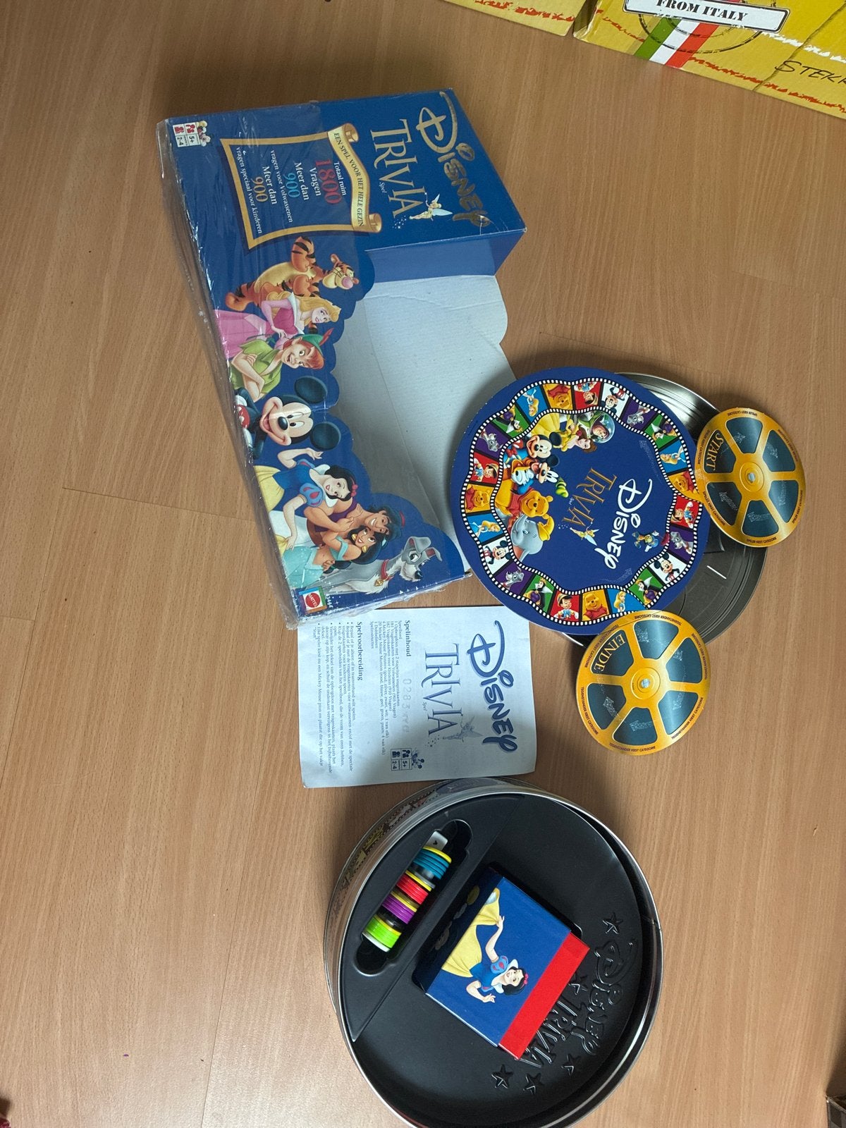 Disney Trivia Spel - Familieplezier met meer dan 1800 vragen, Drie of vier spelers, Ophalen of Verzenden, Gebruikt