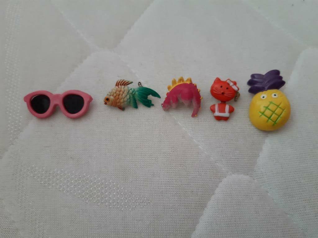 Broches voor kinderen zonnebril vis dino kat ananas, Overige materialen, Gebruikt, Overige kleuren, Minder dan 4 cm