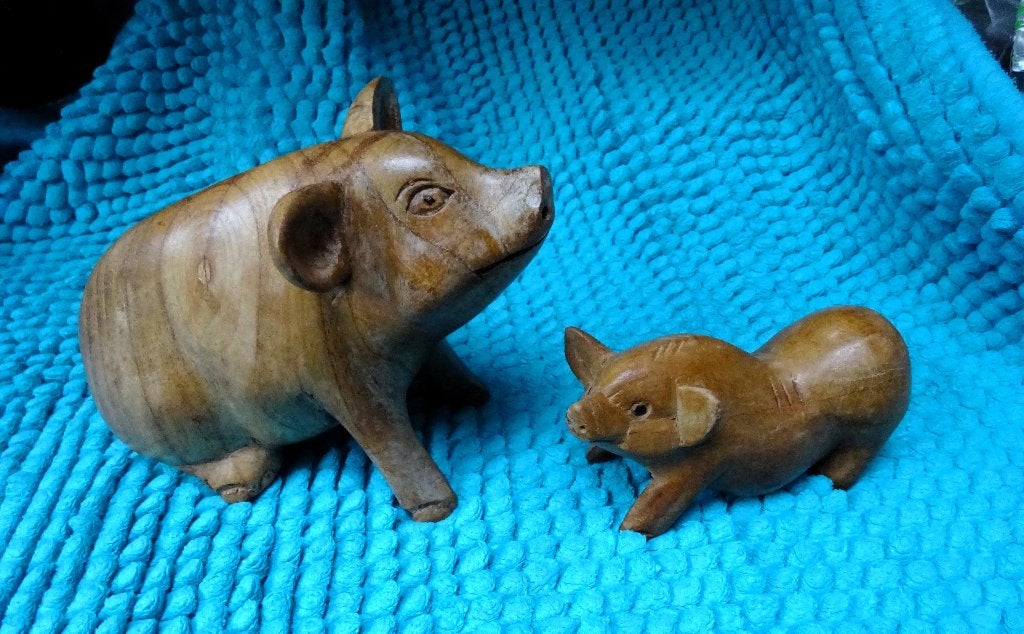 2 Handgesneden houten hangbuikzwijntjes / varkentjes, Minder dan 20 cm, Verzenden, Beeld, Hout