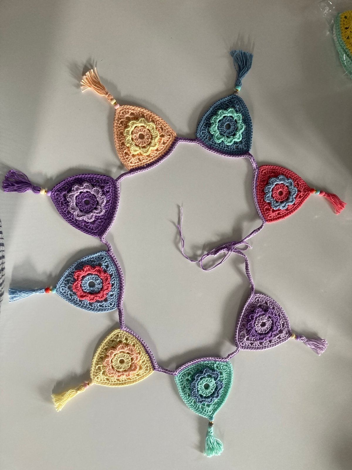 Gehaakte slinger met kwastjes en kraaltjes - Pastel katoen, Verzenden, Nieuw, Meerkleurig, Textiel