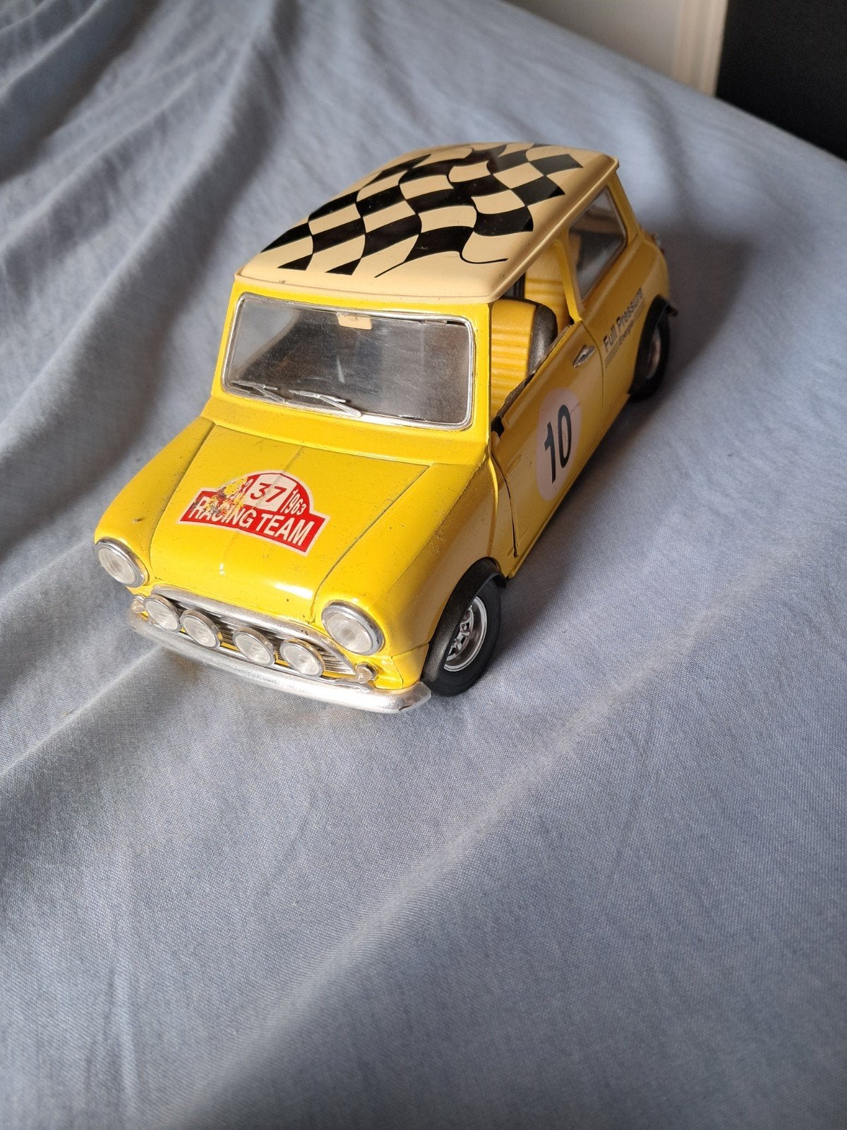 Solido Mini Cooper S 1964 1/16 - Geel met race details, Ophalen of Verzenden