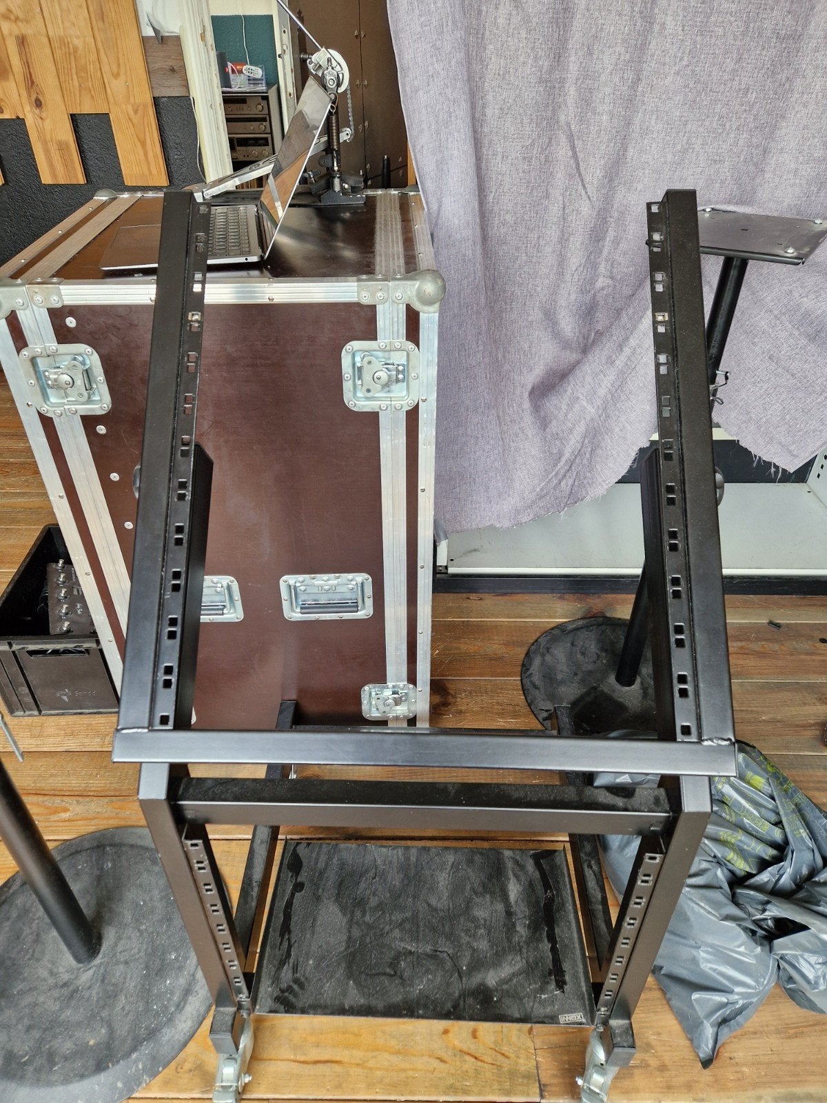 19 inch rack op wielen, Ophalen