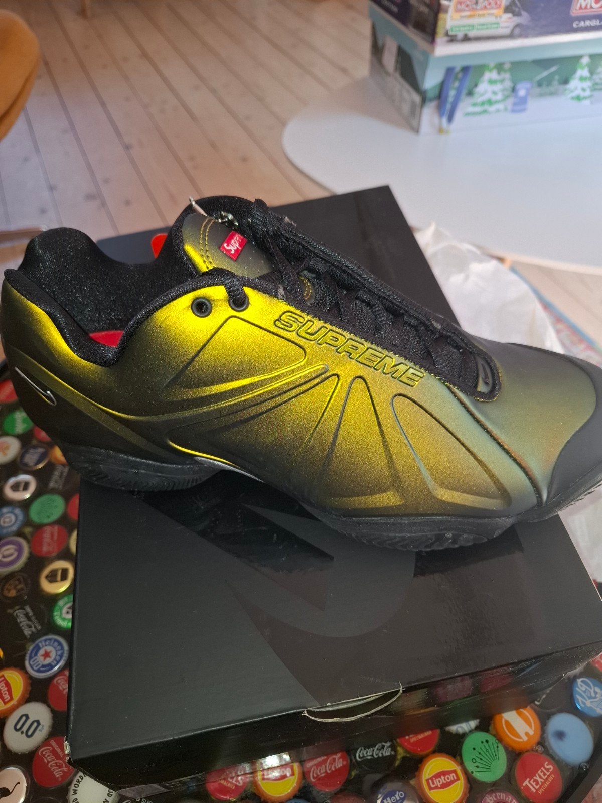 Nike Air Zoom Courtposite SP Supreme Metallic Gold/Black, Kleding | Heren, Schoenen, Ophalen, Overige kleuren, Nike, Nieuw