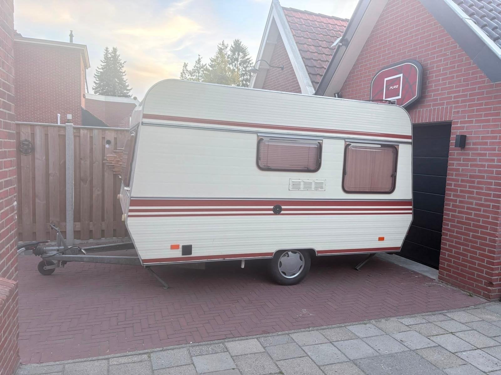 Nette caravan met nieuwe koppeling en fietsendrager, Tot en met 3, Particulier, Fietsenrek, 500 - 750 kg