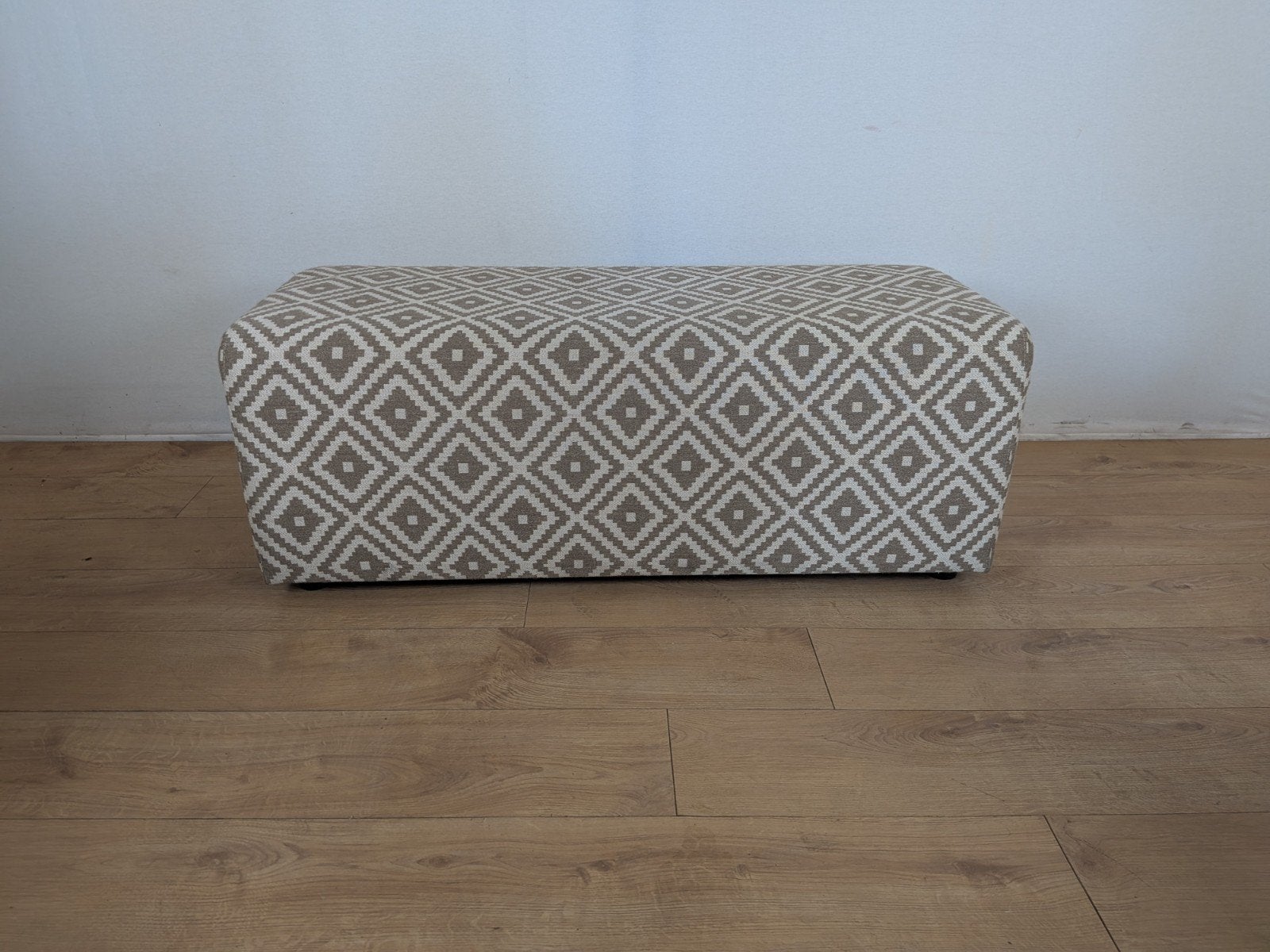 Grote Gestoffeerde Hocker / Voetenbank – 121 cm – Geometrie, Ophalen, Minder dan 50 cm, Onbekend, 75 tot 100 cm