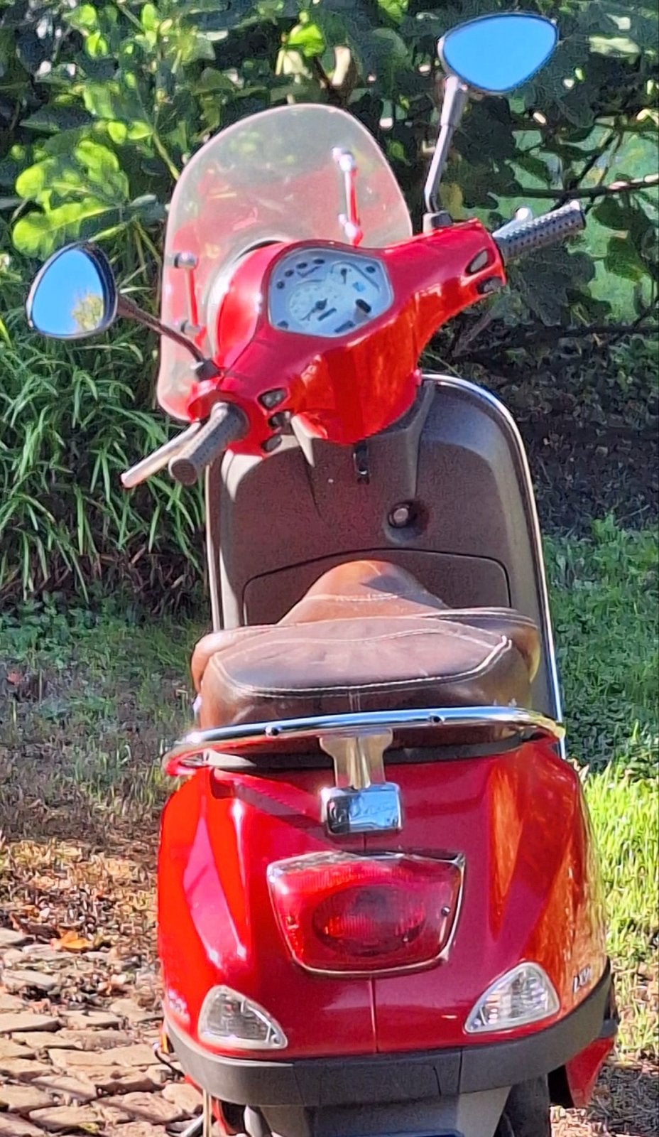 Foto 8 van Vespa LX 50 - Rode Scooter met Bruin Lederen Zadel
