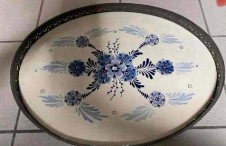 Ovaal dienblad van Delft Blue handpainted met tinnen rand., Ophalen of Verzenden, Zo goed als nieuw, Ovaal, Overige materialen