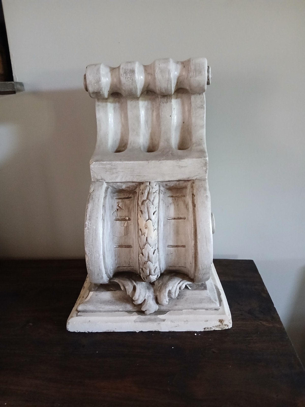 Groot stenen ornament., Ophalen