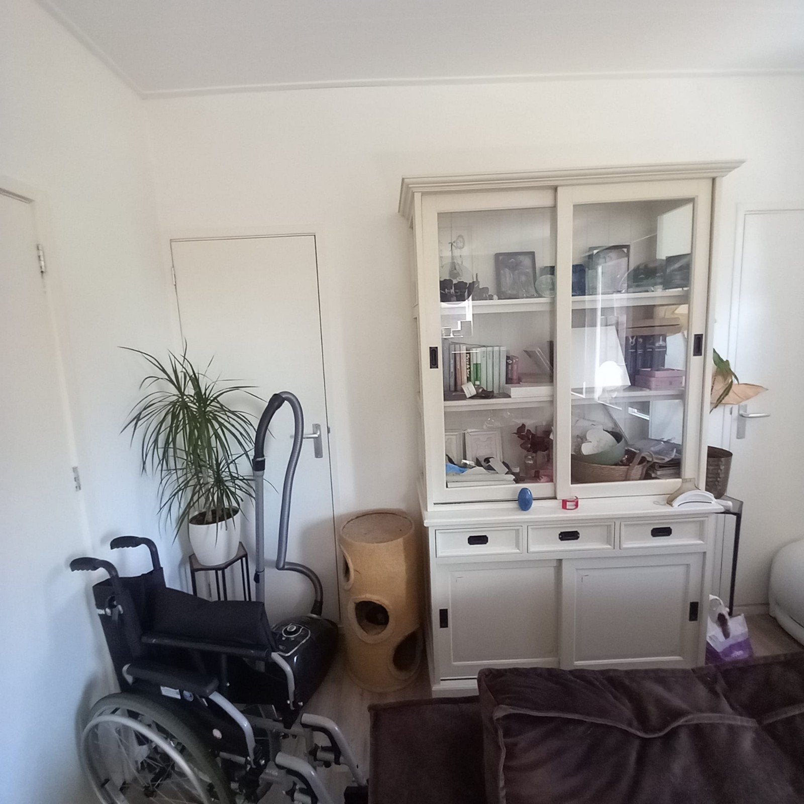 Mooie vitrinekast met glazen schuifdeuren, Ophalen, 100 tot 150 cm, 25 tot 50 cm, Gebruikt