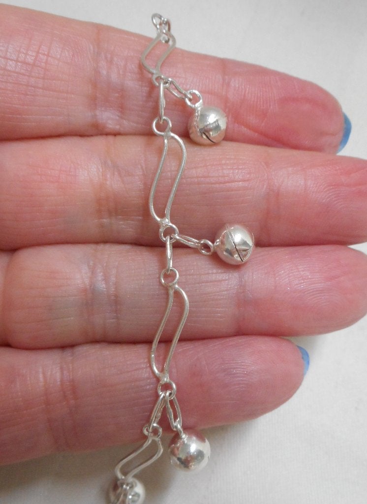 Zilveren armbandje met bedel belletjes nr.152, Verzenden, Zo goed als nieuw, Met bedels of kralen, Zilver