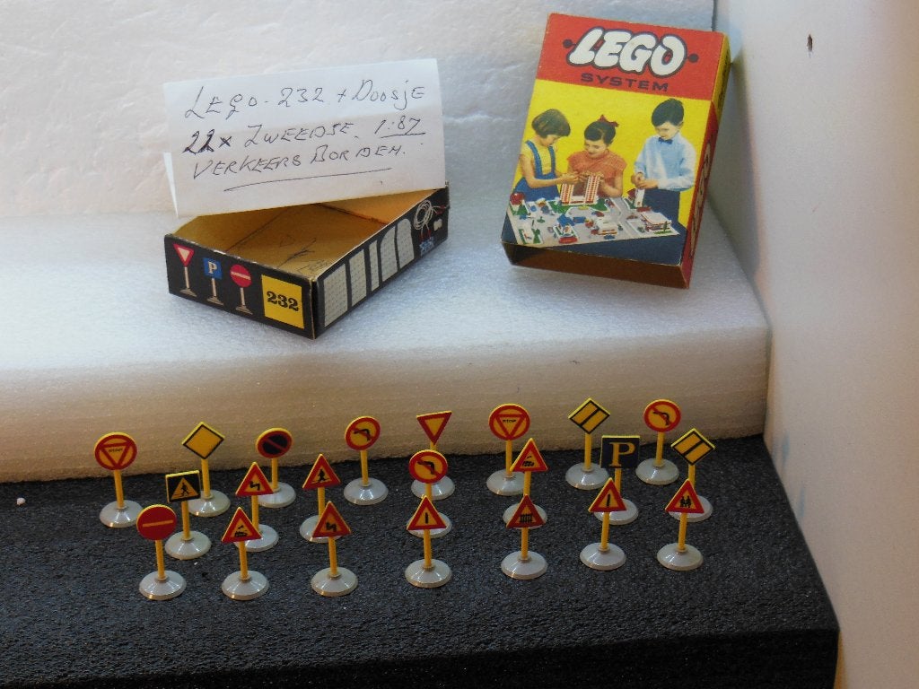 22 x  LEGO ZWEEDSE verkeersborden - ZELDZAAM  met Doosje 232, Ophalen of Verzenden, Gebruikt, Overige typen, Overige merken