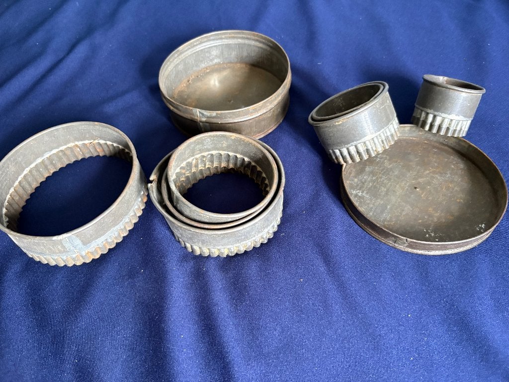 Vintage koekjesuitstekers set in blikken doos, Ophalen of Verzenden, Metaal, Grijs, Overige merken