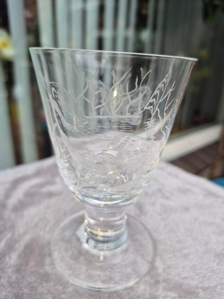 Vintage glas met handgegraveerde ijsvogel en vlinder, Antiek en Kunst, Ophalen of Verzenden