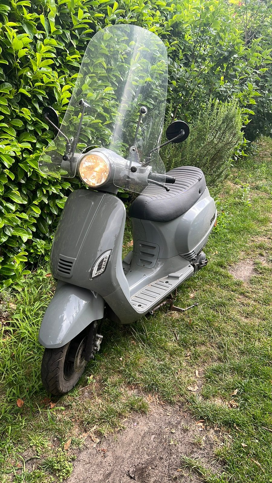 AGM VX50 Scooter Grijs – 50 km/u – Geel Kenteken. €500 !, Fietsen en Brommers, Ophalen, Gebruikt, Overige modellen, Maximaal 45 km/u