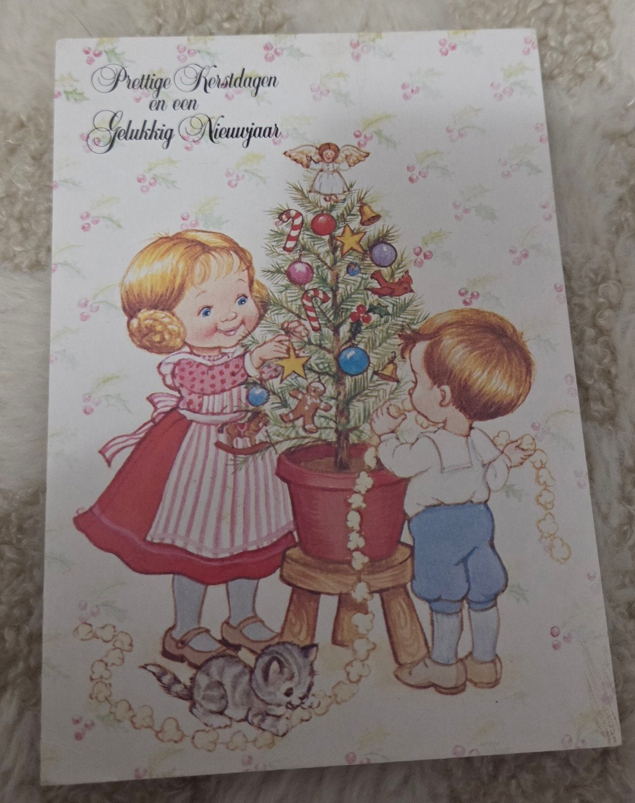Vintage Kerstkaart - Kinderen versieren kerstboom, Verzenden, 1980 tot heden, Gelopen, Feest(dag)