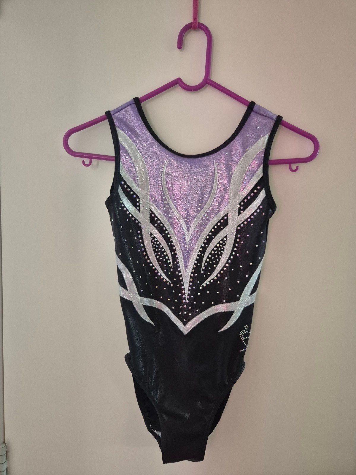 speciaal gemaakt turnpakje van RC leotards in maat AXS 140, Sport en Fitness, Turnen, Paars, Zo goed als nieuw, Turnpak(je), Kindermaat 122 t/m 140