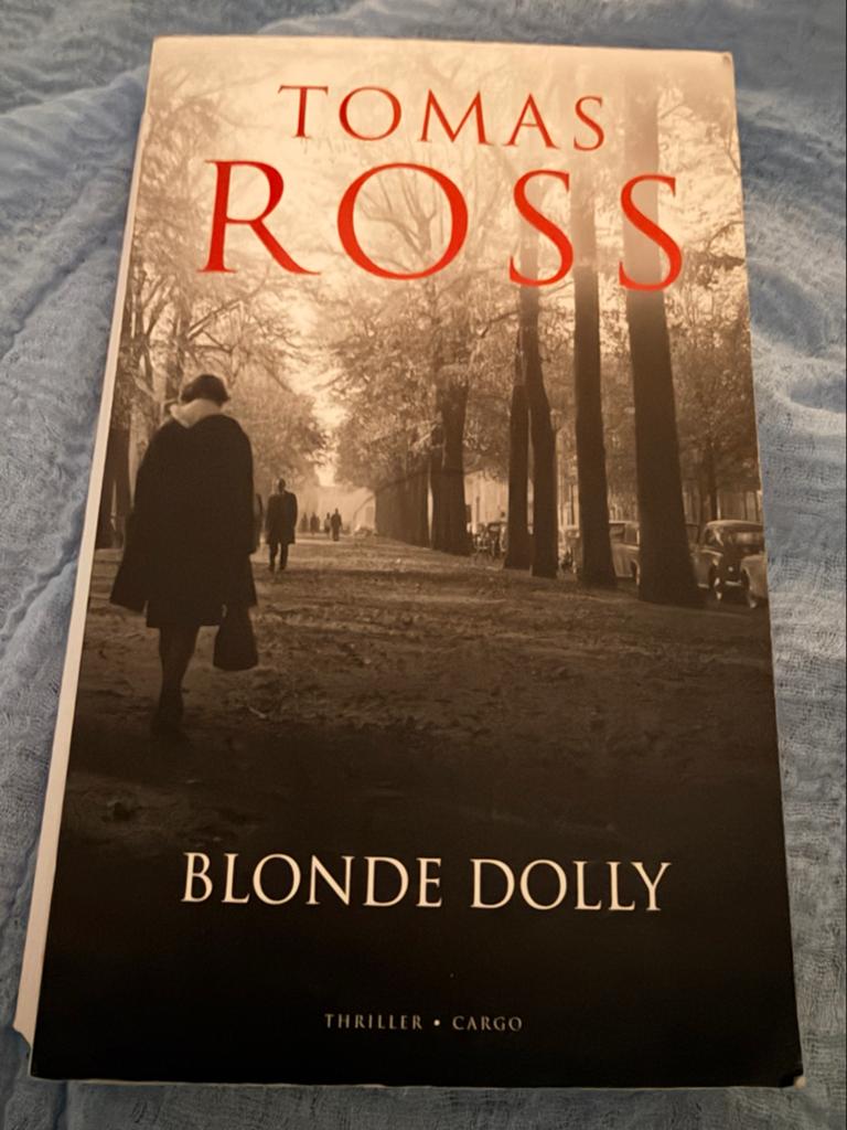 Tomas Ross - Blonde Dolly (Thriller), Ophalen of Verzenden, Zo goed als nieuw, Nederland
