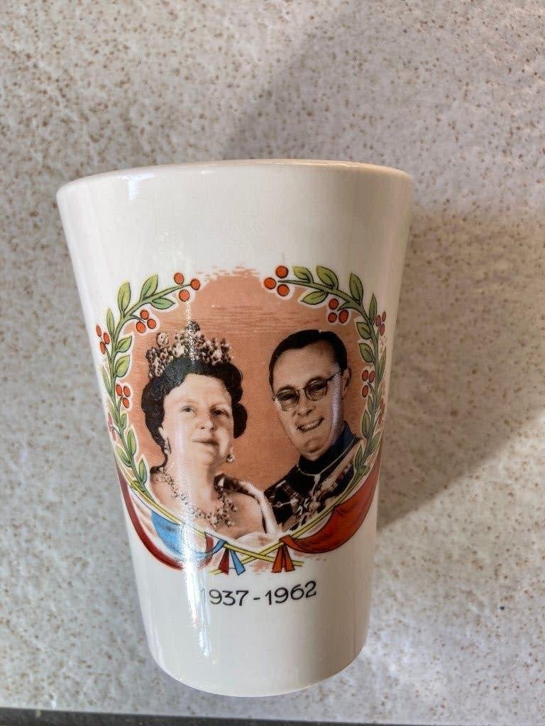 Beker 25 jarig huwelijk Juliana en Bernhard, Ophalen of Verzenden, Zo goed als nieuw, Nederland, Servies