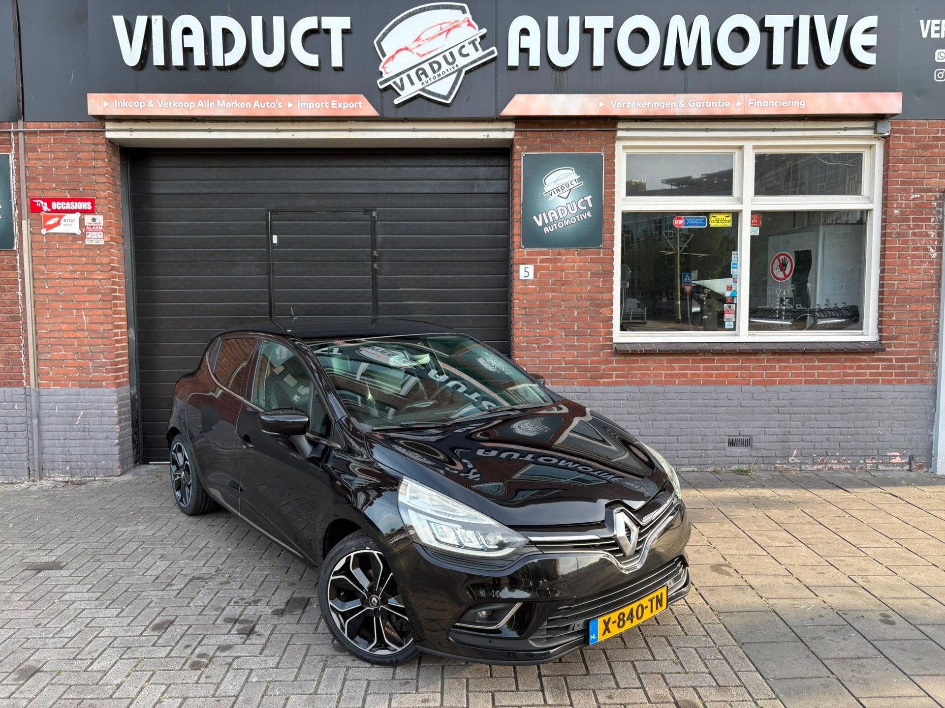 Renault Clio 1.5 dCi Intens Bose Stoel verwarming A Camera, Auto's, Automatische klimaatregeling, Gebruikt, 4 cilinders, Zwart