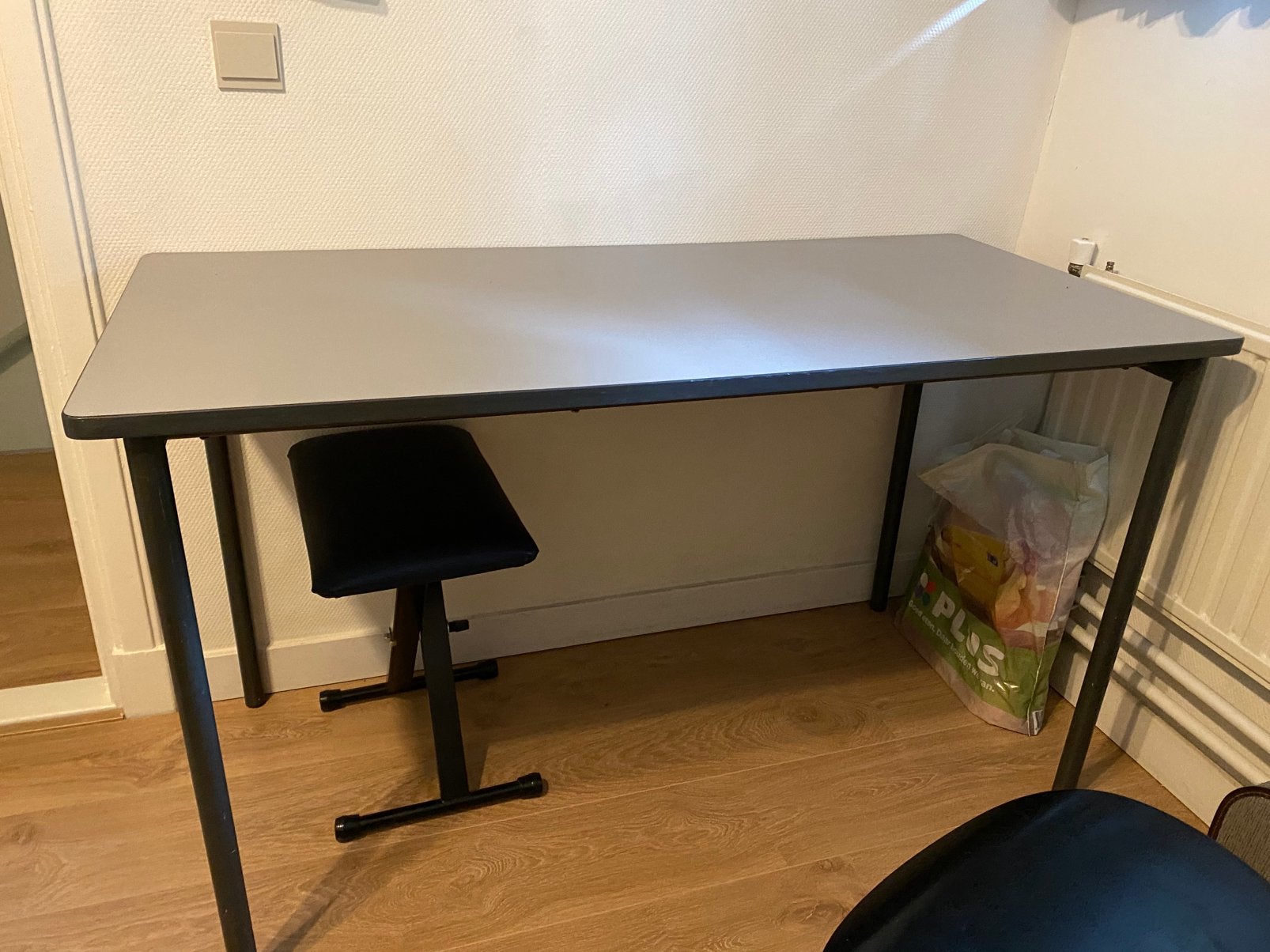 Gratis mooie tafel met formica blad., Huis en Inrichting, Ophalen, Zo goed als nieuw