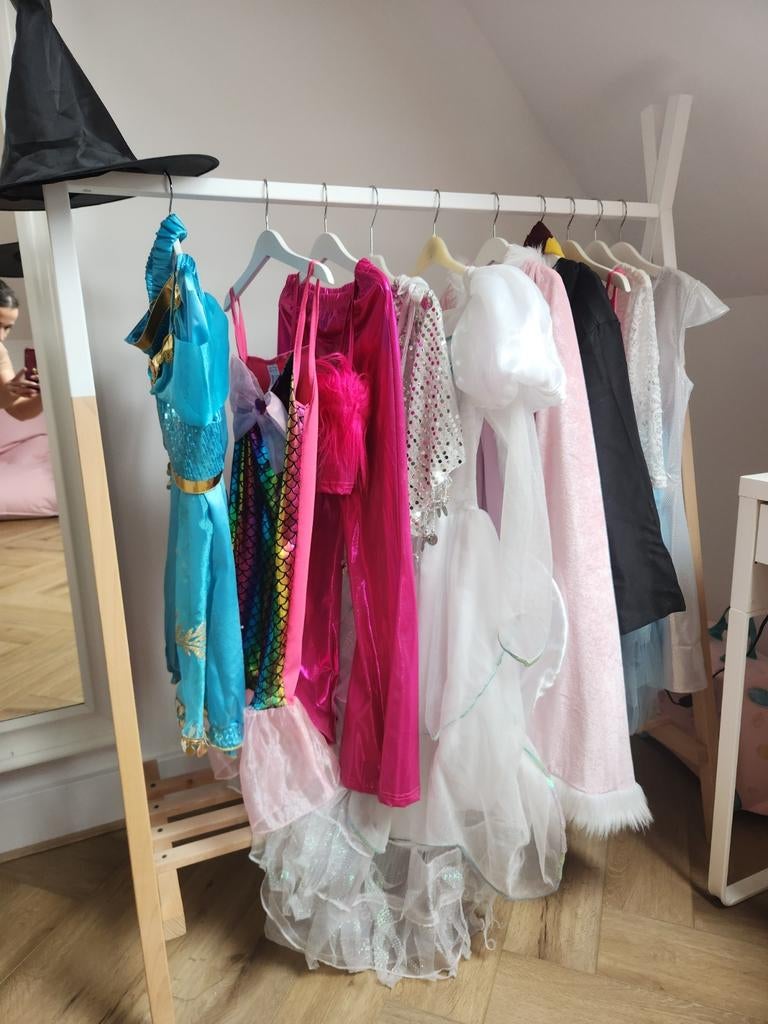 Kiddy Kledingrek met collectie van verkleedkleren, Ophalen