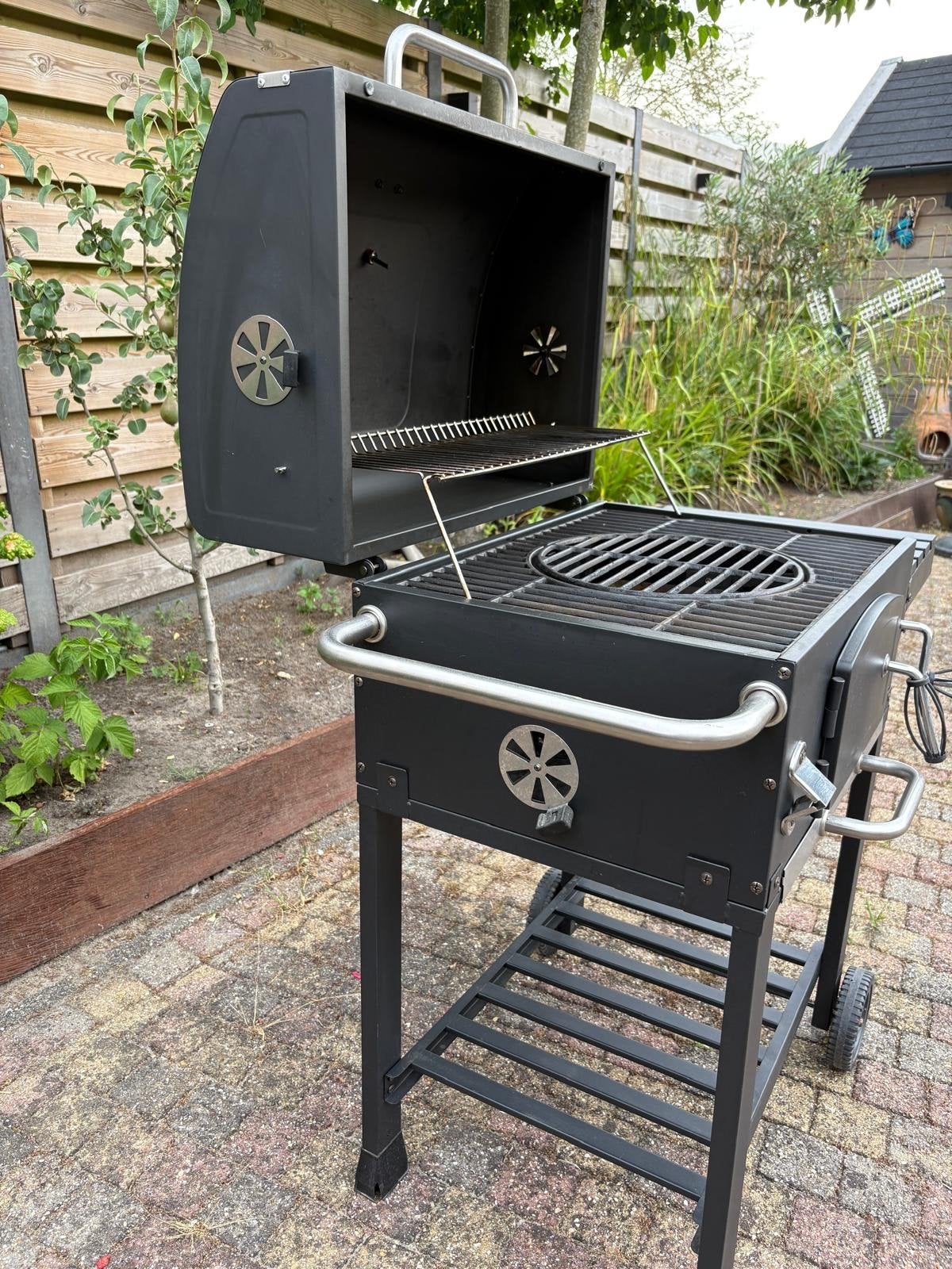 Jamestown BBQ kolen grill met in hoogte verstelbaar bakroost, Ophalen, Zo goed als nieuw
