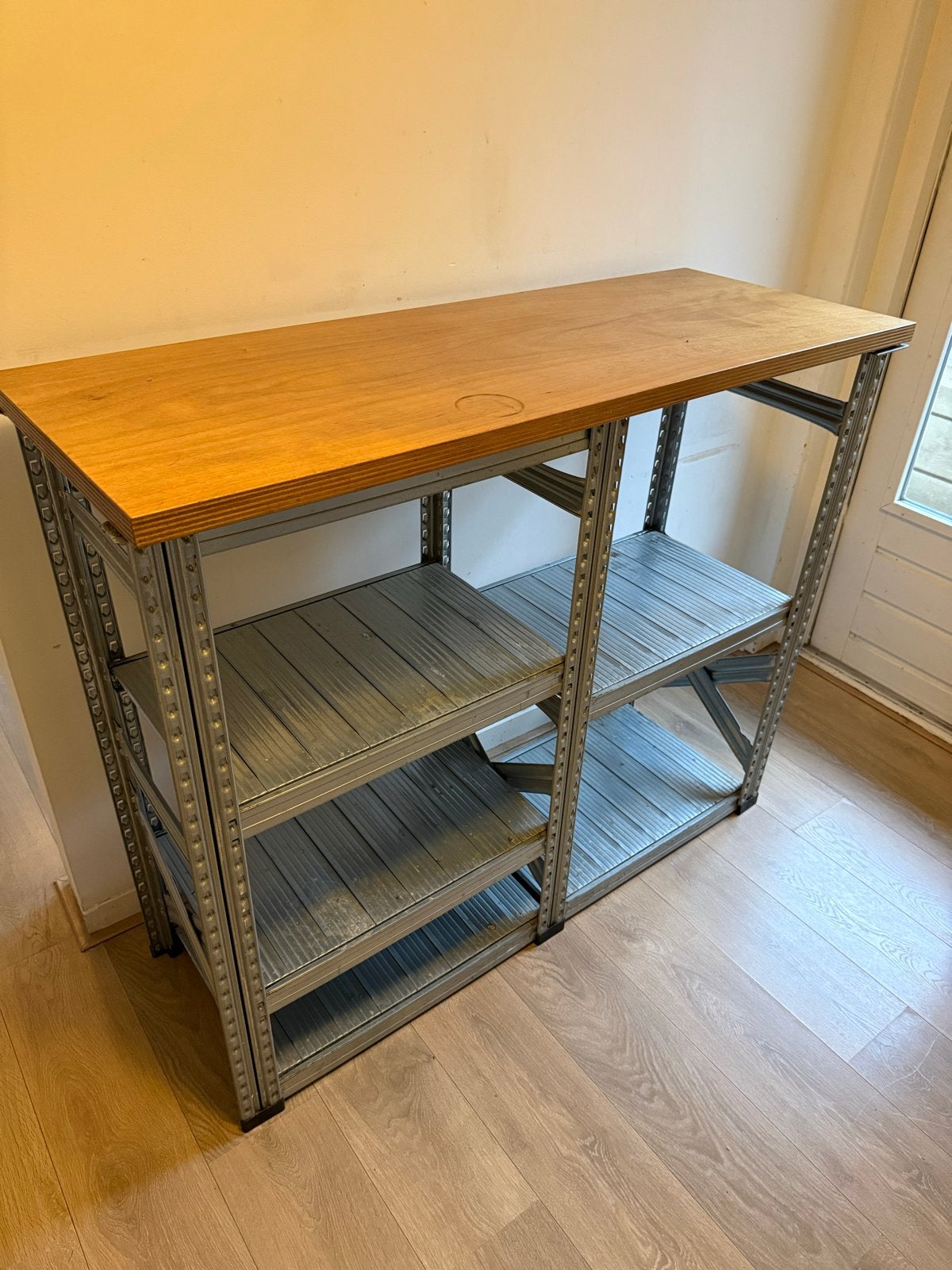 Stevige metalen stellingkast met houten blad, Ophalen, Gebruikt