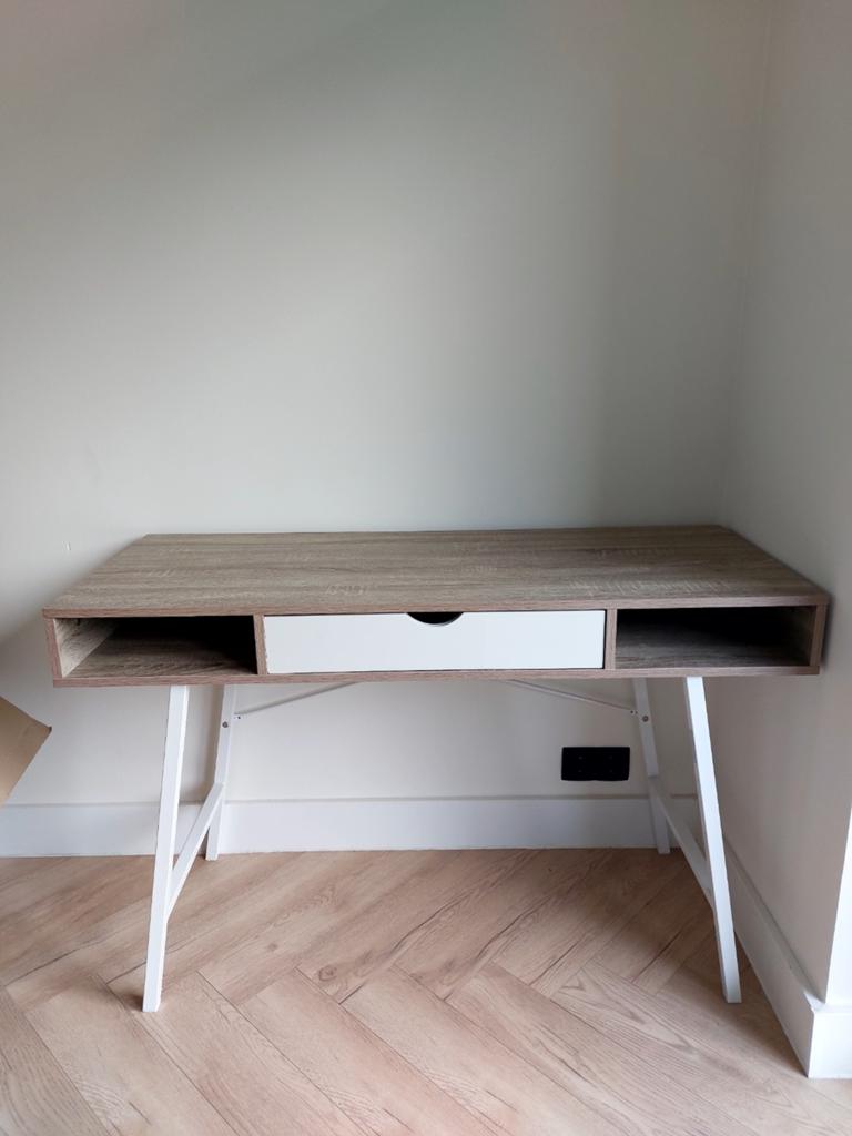 Bureau ABBETVED van Jysk - Licht eiken + wit, Huis en Inrichting, Bureaus, Ophalen, Gebruikt, Scandinavisch, Spaanplaat of MDF