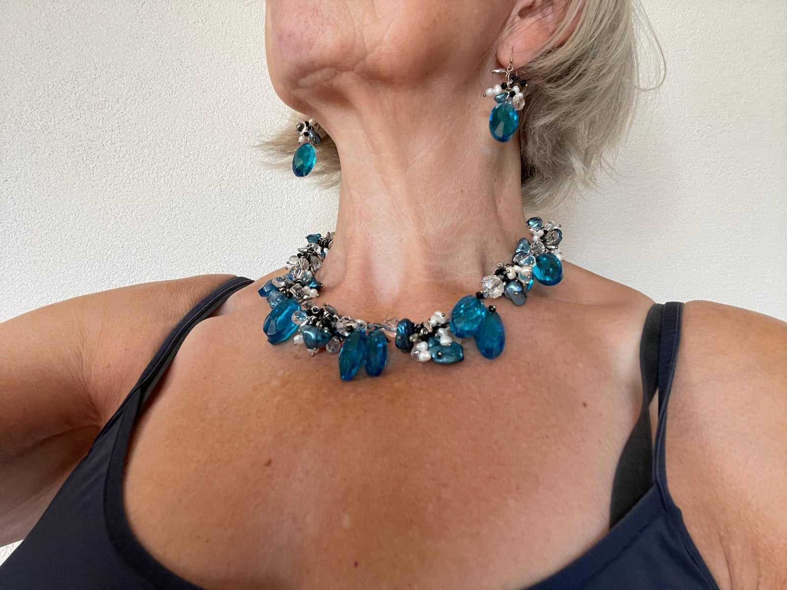 Turquoise halsketting met bijpassende oorhangers, Met kristal, Overige materialen, Blauw, Ophalen of Verzenden