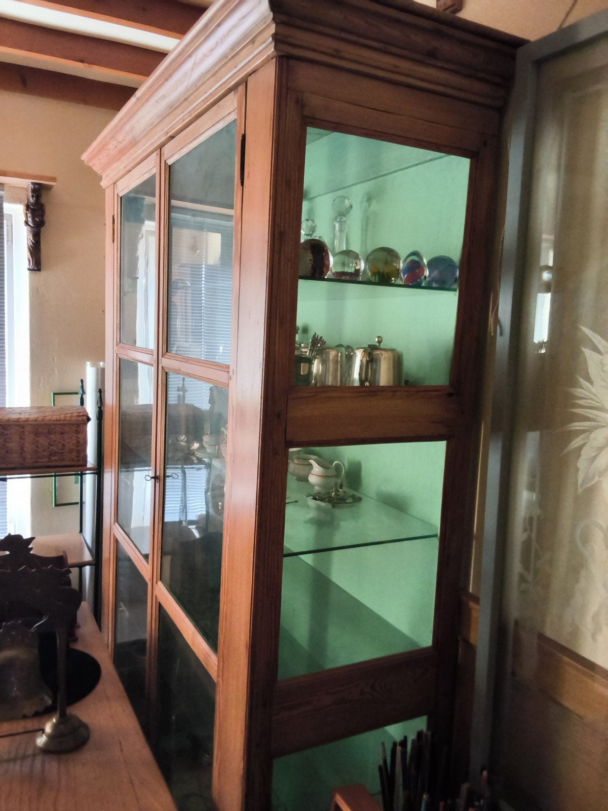 Antieke houten grenen vitrinekast met glazen deuren, Ophalen