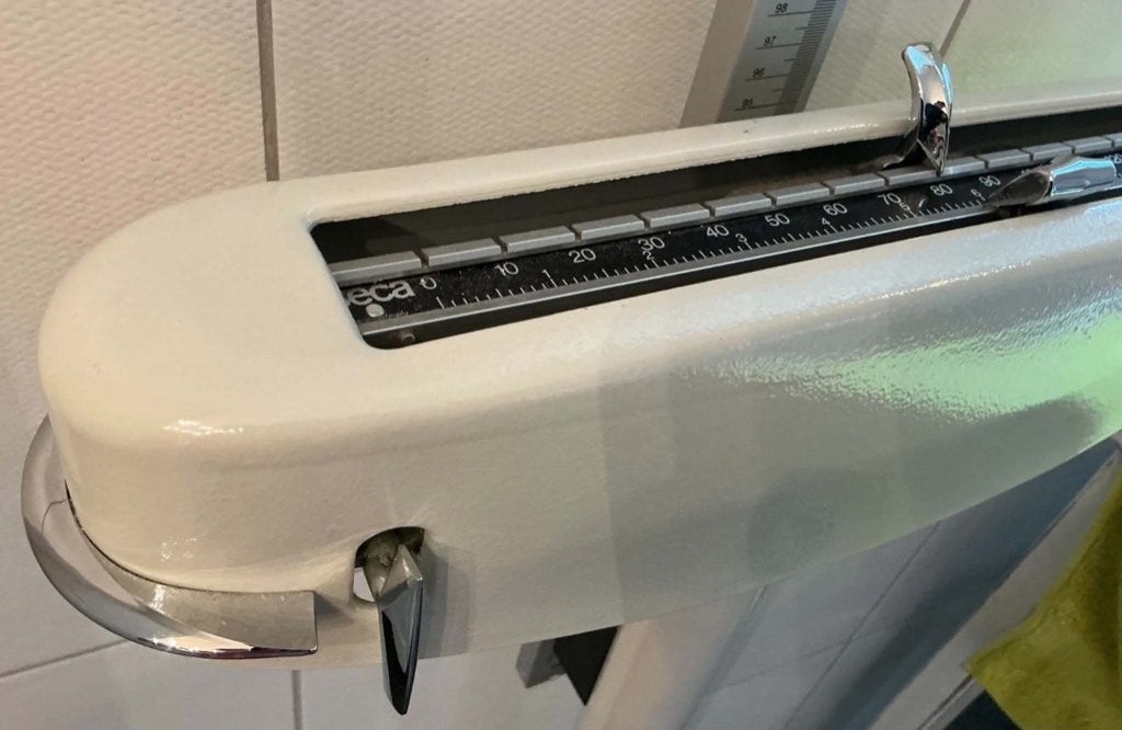 Professionele Seca 700 kolomweegschaal + lengtemeter !, Witgoed en Apparatuur, Ophalen, 100 kg of meer, Zo goed als nieuw, Personenweegschaal