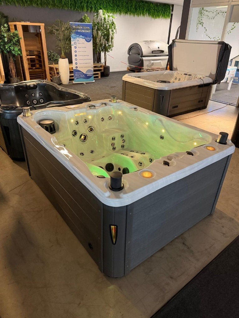SHOWMODEL FOX ESSENCE €7.950 – Luxe Jacuzzi, Ophalen, Zo goed als nieuw, Afdekzeil