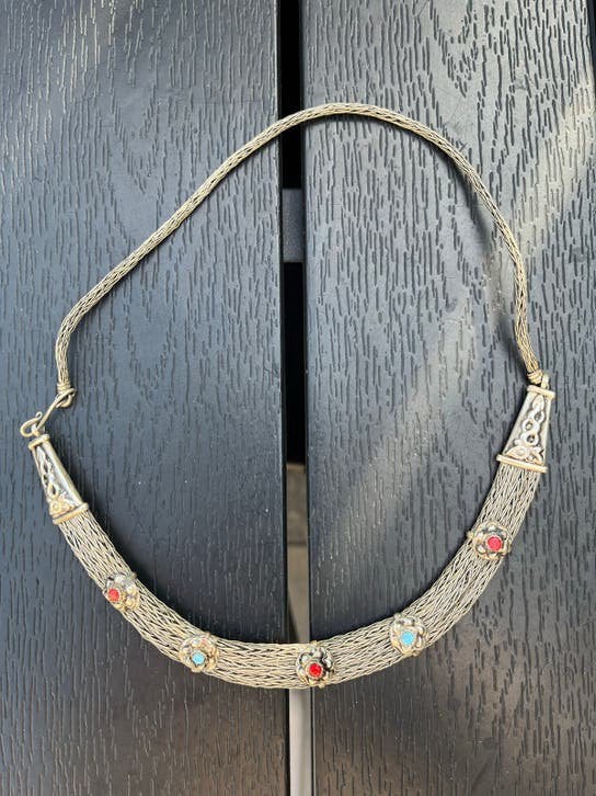 Tibaanse tibanese ketting met rode en blauwe stenen, Overige materialen, Gebruikt, Ophalen of Verzenden, Met edelsteen