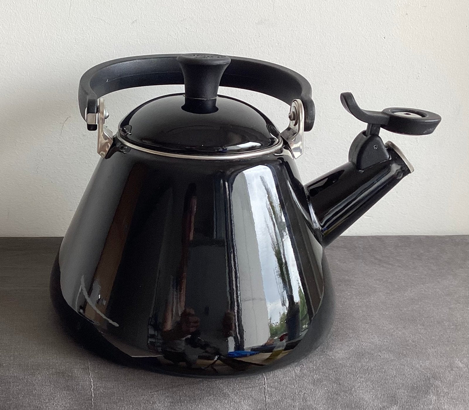 LE CREUSET zwarte fluitketel 1,6 liter, vrijwel nieuwstaat, Overige typen, Ophalen of Verzenden, Zo goed als nieuw, Keramische plaat