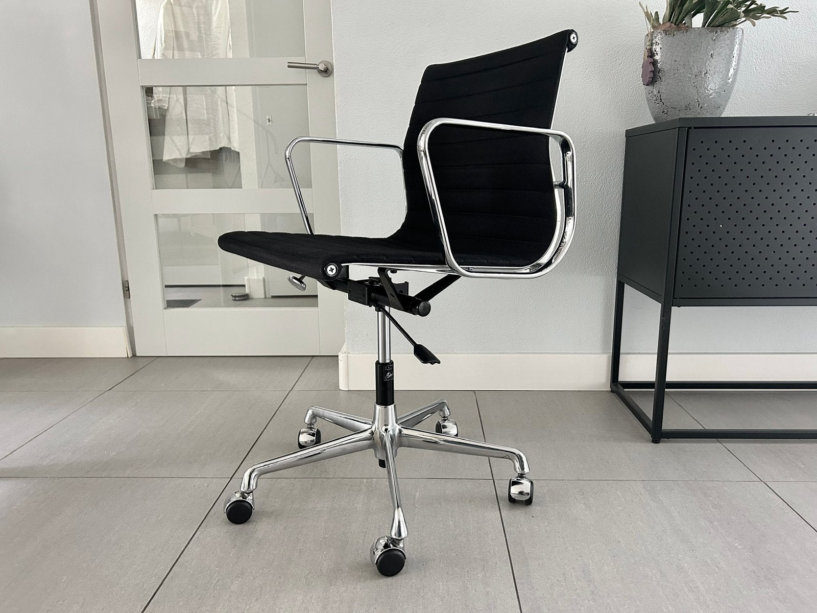 3x Vitra Eames ea117 bureaustoel hopsak zwart chroom, Vitra, Zwart, Ophalen of Verzenden, Zo goed als nieuw