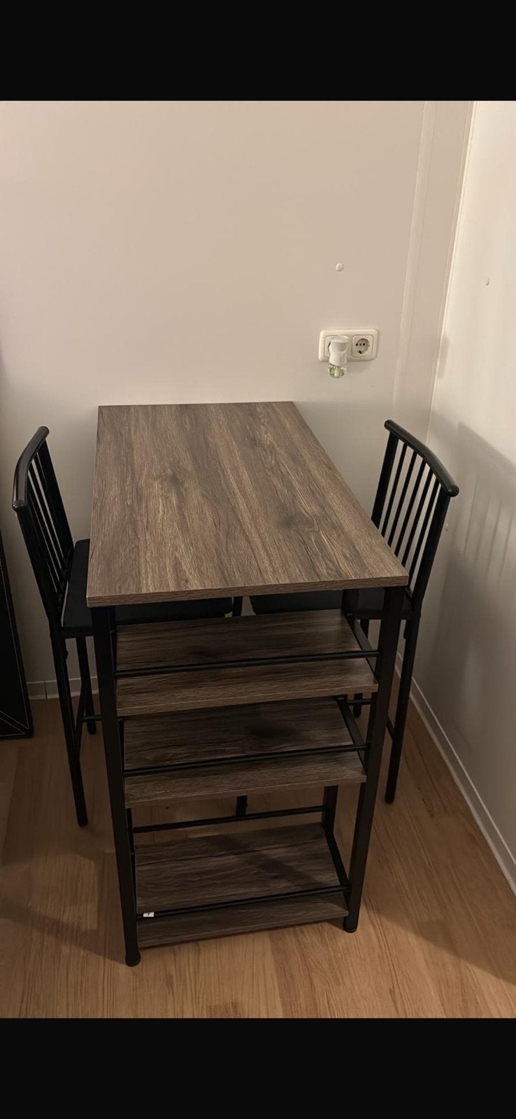 Kleine bartafel met 1 barkruk, Ophalen, Zo goed als nieuw, 4 tot 6 stoelen