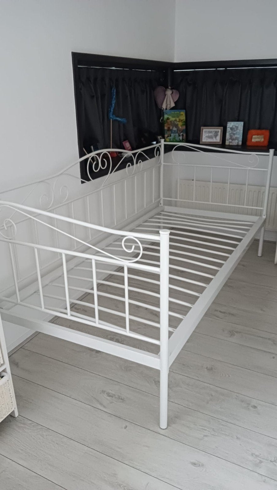 Wit metalen eenpersoonsbed met sierlijke details, Ophalen, Gebruikt, 90 cm, Eenpersoons