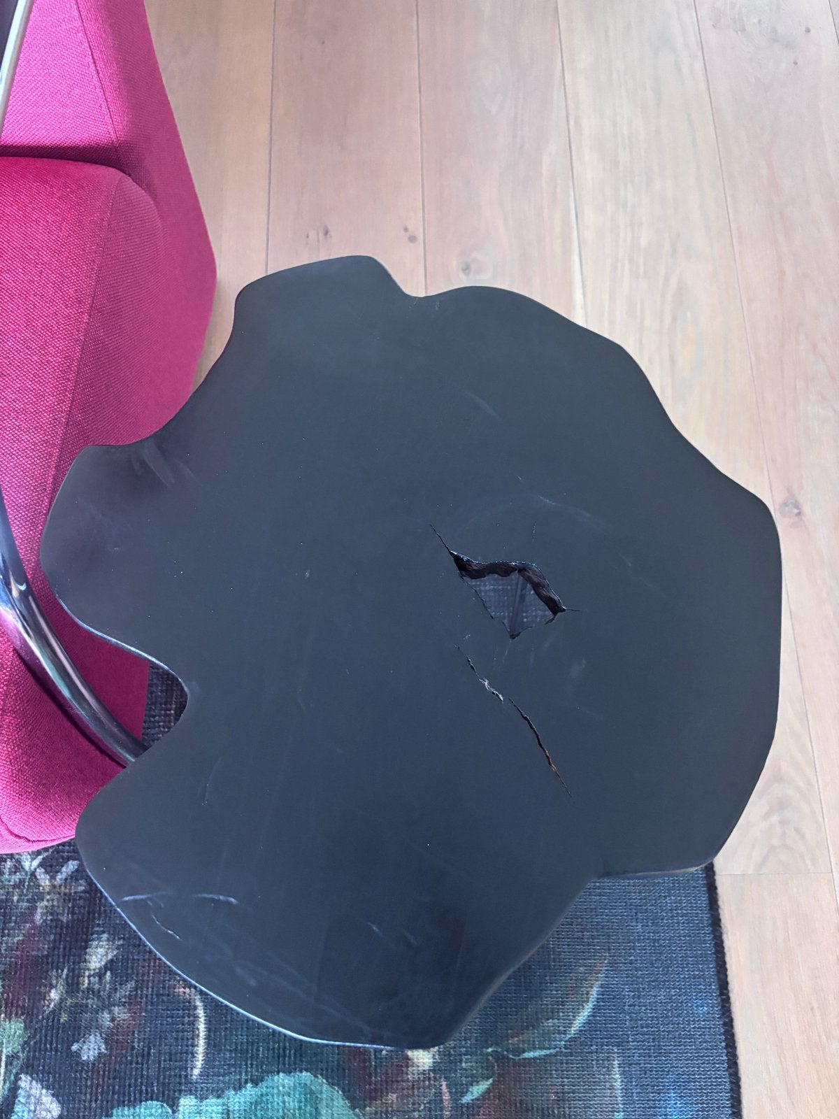 Unieke bijzettafel van boomstam met metalen poten, Ophalen, Minder dan 45 cm, Minder dan 55 cm, Gebruikt