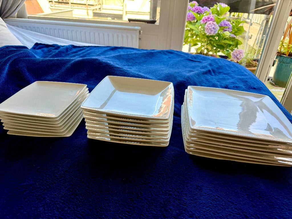 Prachtig wit porseleinen servies merk Yong, 24 delig., Ophalen