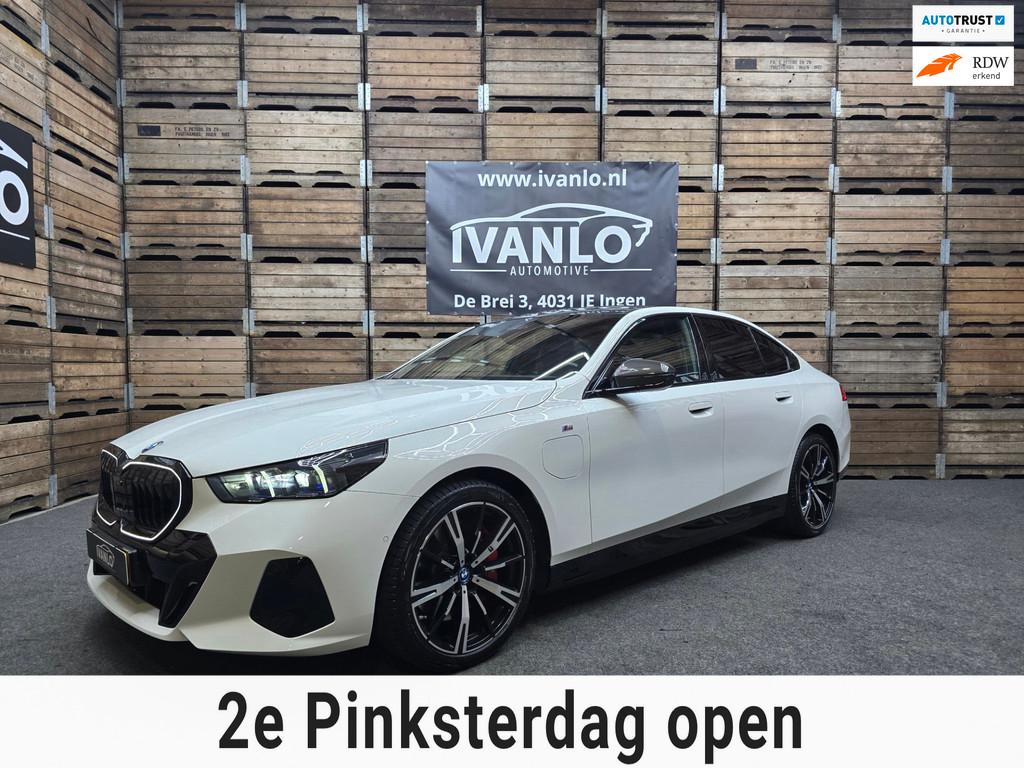 BMW 5-serie 550e xDrive M Sport Pro Innovatie Pano HUD Carbo, Auto's, Automaat, Gebruikt, 2000 kg, Wit