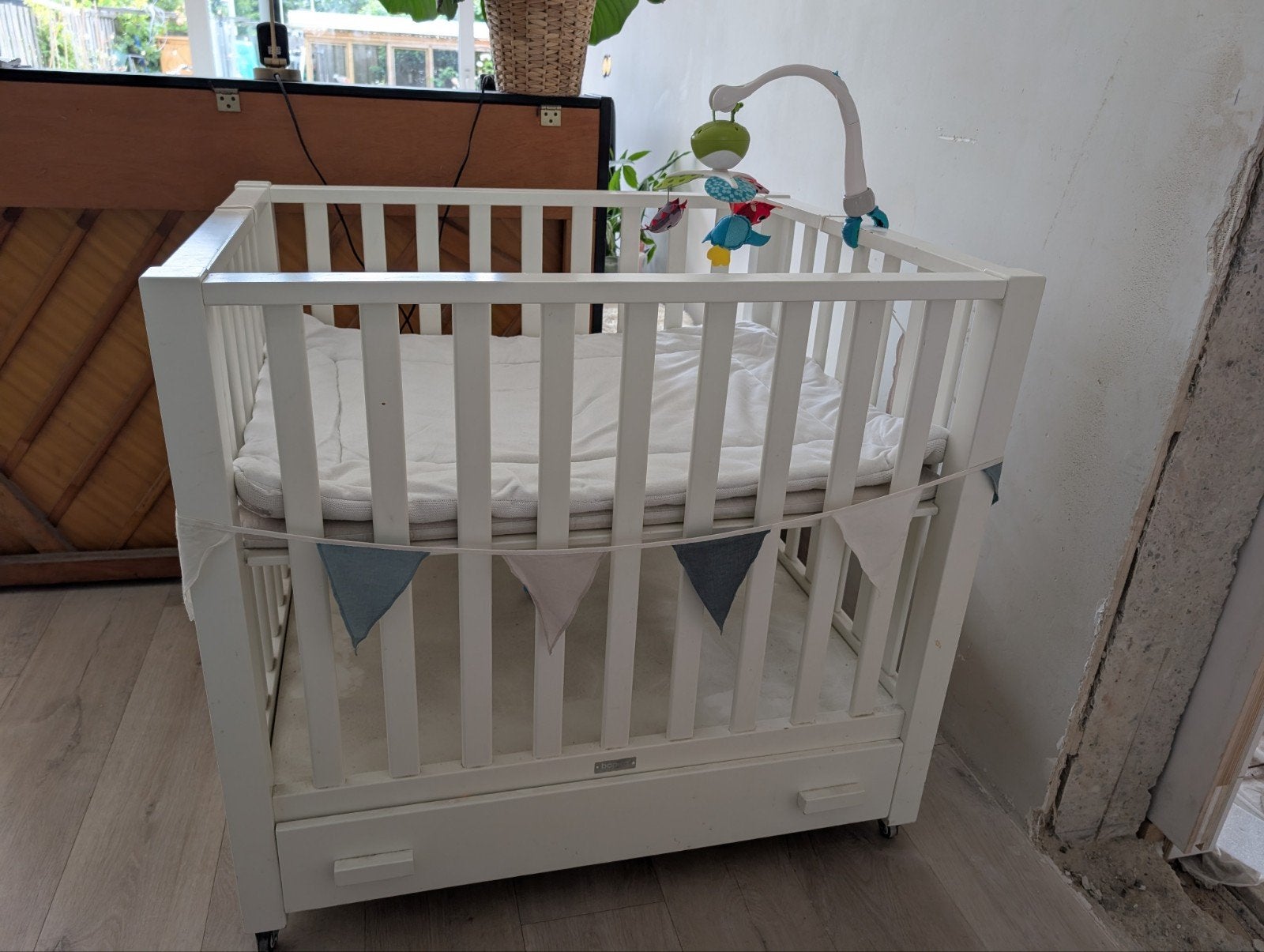 Bopita box, lade, Meyco boxkleed, matras, Tiny Love mobiel, Kinderen en Baby's, Boxen, Ophalen, Gebruikt, Rechthoekig, Boxkleed