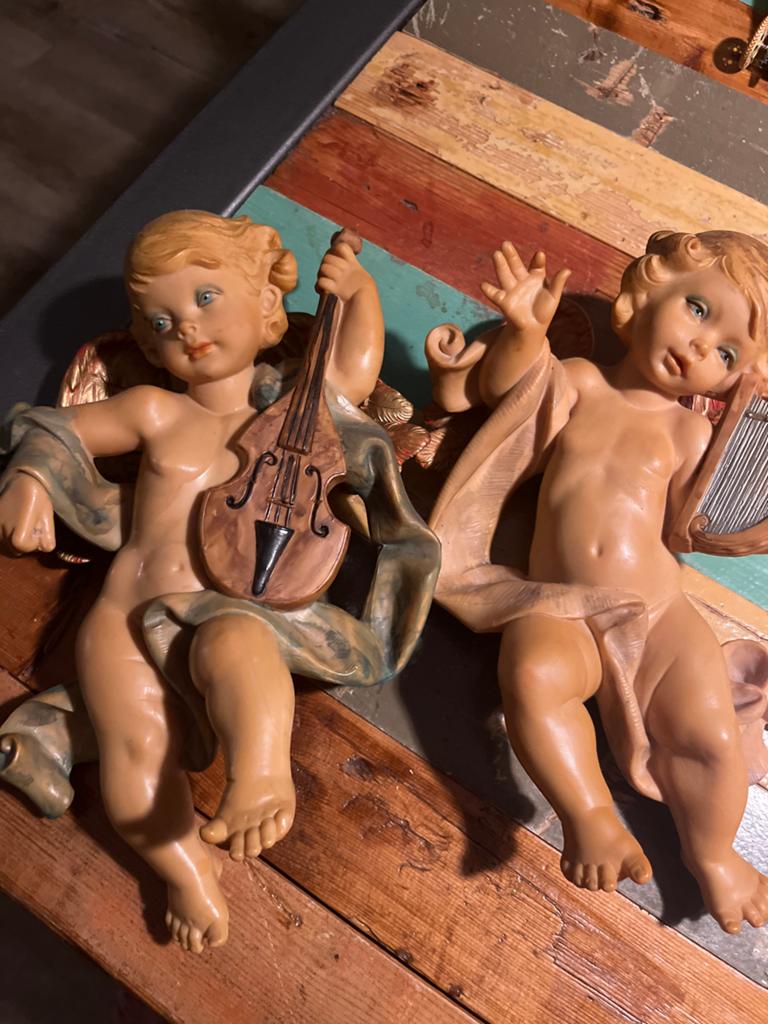Twee handbeschilderde cherubijnen met muziekinstrumenten, Antiek en Kunst, Ophalen of Verzenden