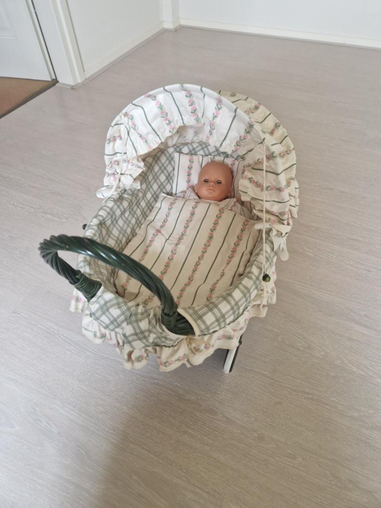 Groen rieten poppenwagentje met nette pop., Ophalen, Zo goed als nieuw, Babypop
