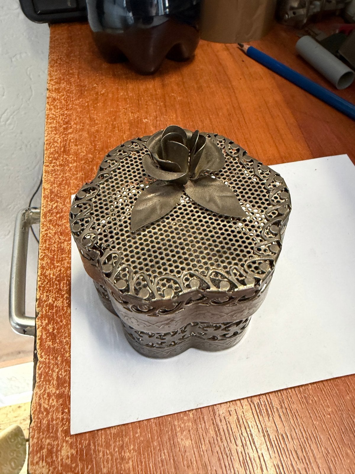Decoratieve metalen doos met roosmotief, Ophalen of Verzenden
