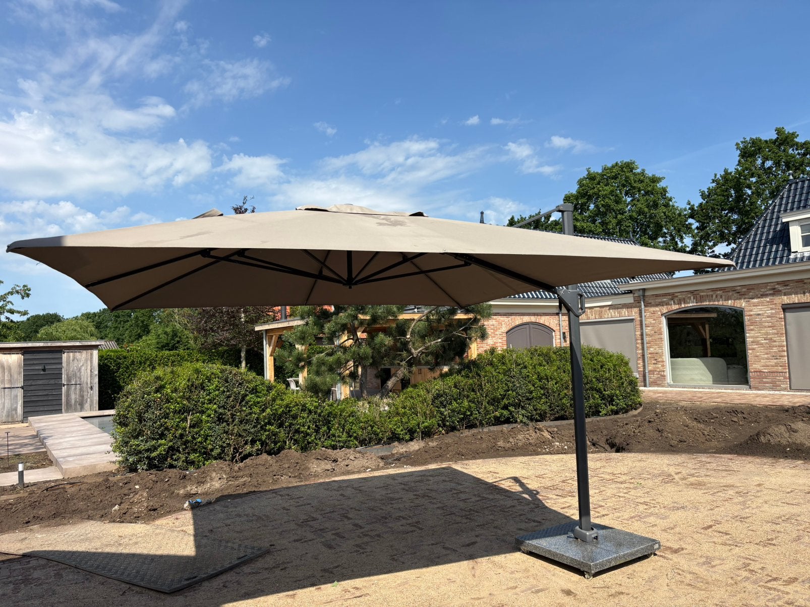 robuuste parasol 3,5 bij 3,5 meter, Tuin en Terras, Parasols, Ophalen of Verzenden, Zo goed als nieuw, Zweefparasol